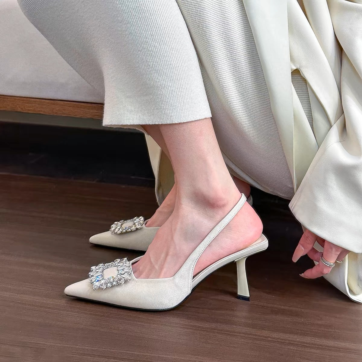 Chic et Brillance : Sandales à Bout Pointu avec Strass et Talon Élancé